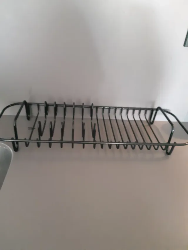 Escurreplatos de metal negro