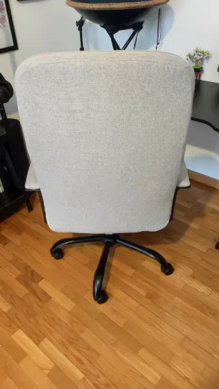 Silla de escritorio gris y negra