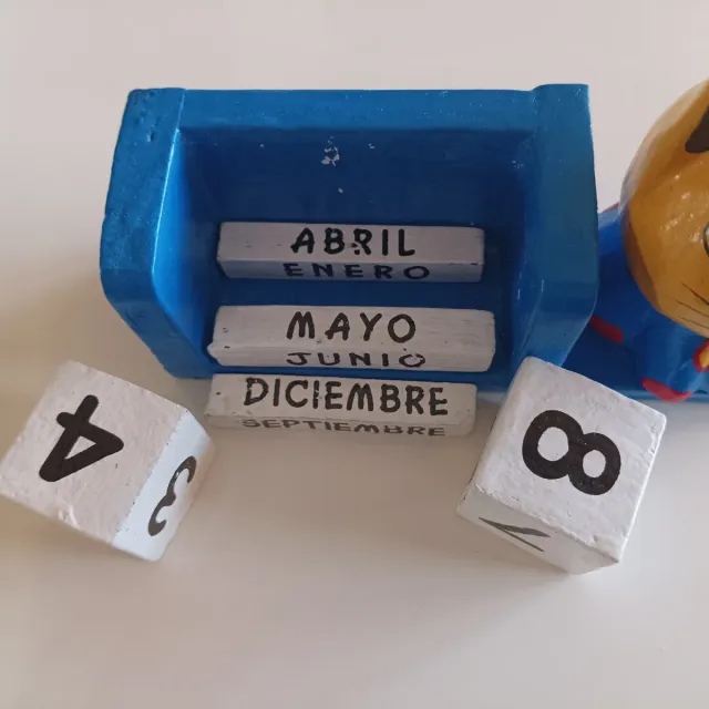 Calendario de gato de madera