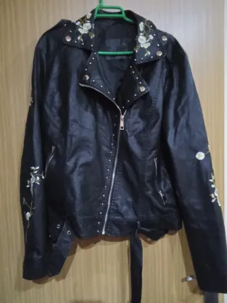 Chaqueta Biker Negra Bordada Flores