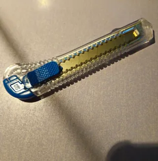 Cúter Navaja Transparente con Cuchilla.