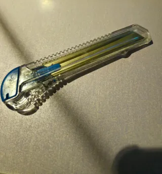 Cúter Navaja Transparente con Cuchilla.
