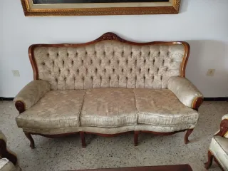 Divano e poltrone in tessuto e legno