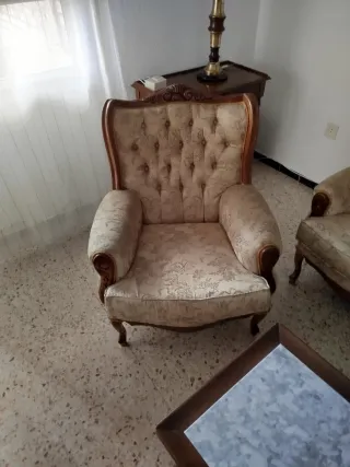 Divano e poltrone in tessuto e legno