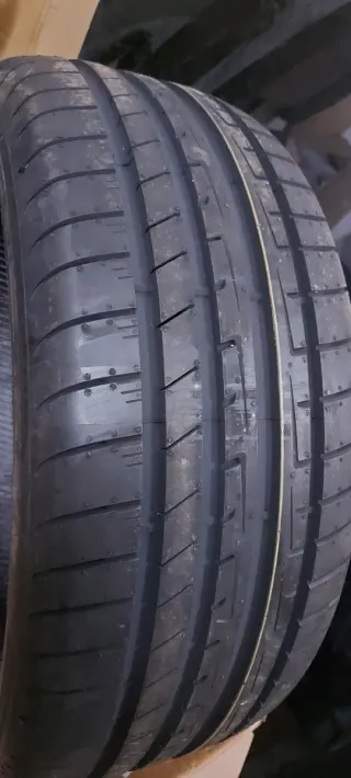  245/45 R18 100Y