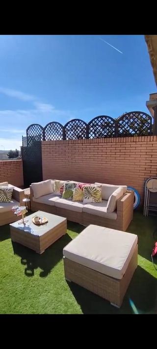 Set divano e poltrona da giardino a 5 posti.