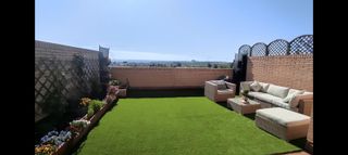 Set divano e poltrona da giardino a 5 posti.