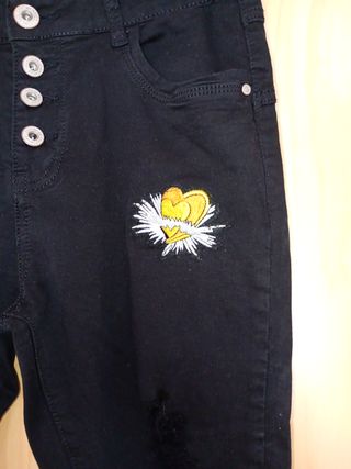 Pantalón vaquero mujer negro con parches