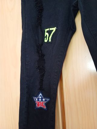 Pantalón vaquero mujer negro con parches
