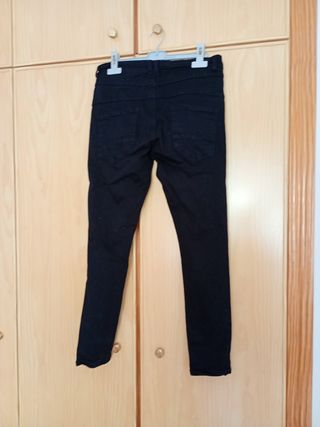 Pantalón vaquero mujer negro con parches