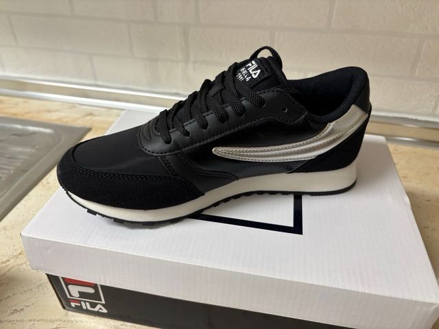 Zapatillas Fila Negras y Plateadas