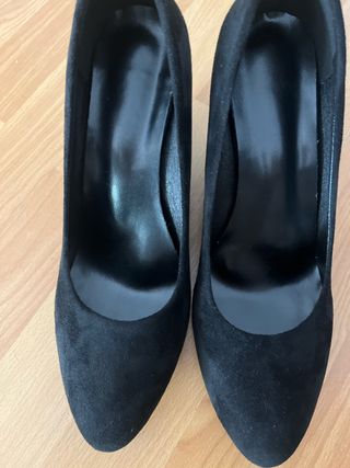 Zapatos de cuña negros .