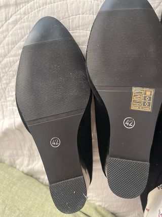 Zapatos de cuña negros .