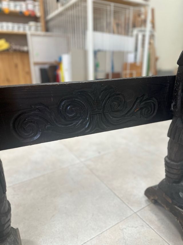 Mesa madera tallada a mano. Pieza única 