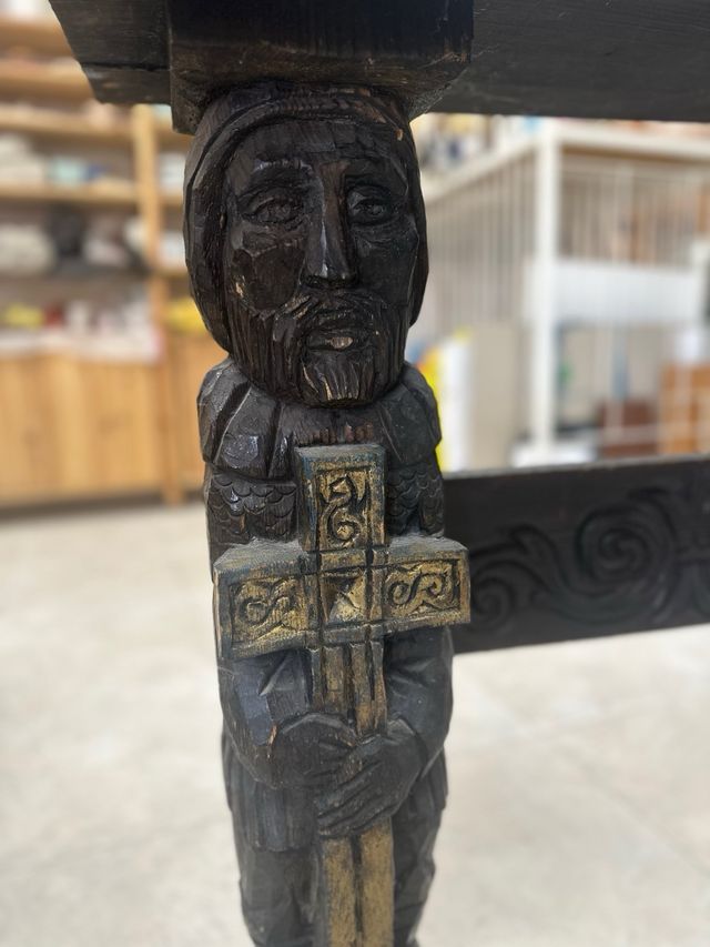 Mesa madera tallada a mano. Pieza única 