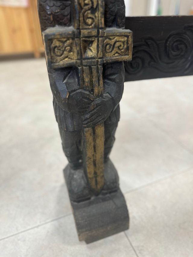 Mesa madera tallada a mano. Pieza única 