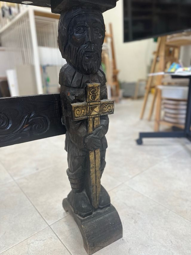 Mesa madera tallada a mano. Pieza única 