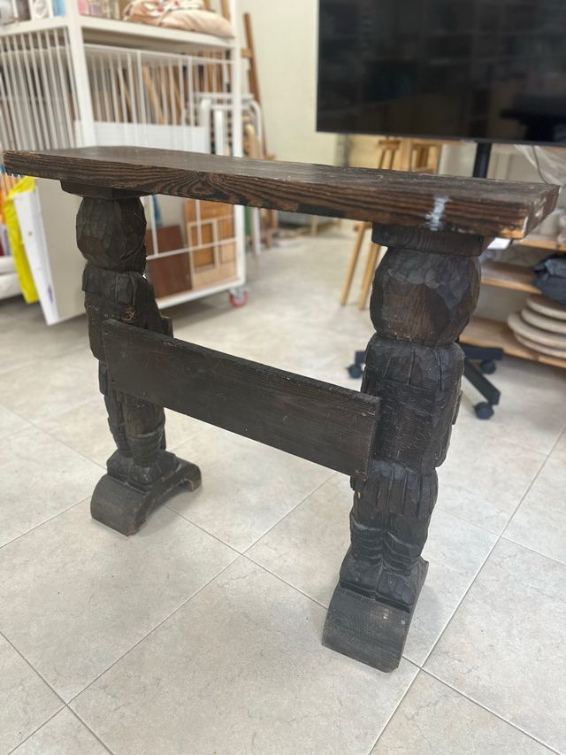 Mesa madera tallada a mano. Pieza única 