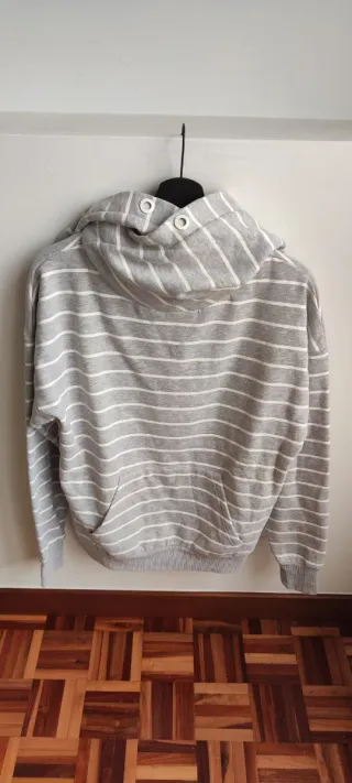 Sudadera cuello alto rayas grises y blancas