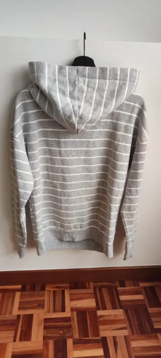 Sudadera cuello alto rayas grises y blancas