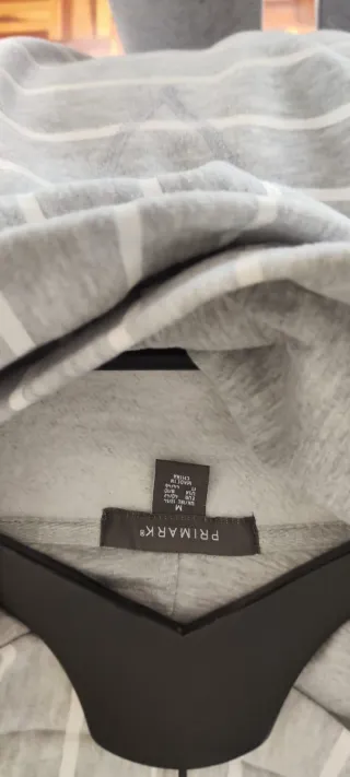 Sudadera cuello alto rayas grises y blancas