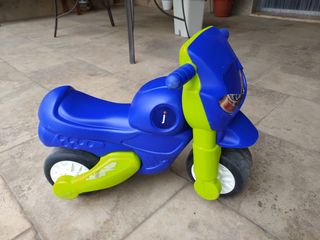 Moto correpasillos azul y verde para niños