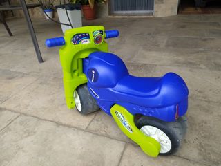 Moto correpasillos azul y verde para niños