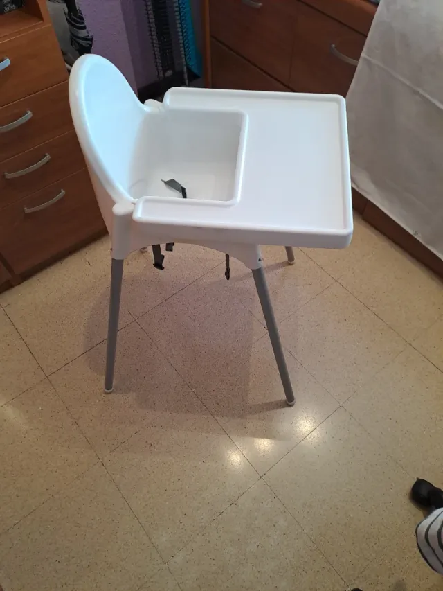 Trona blanca para bebé