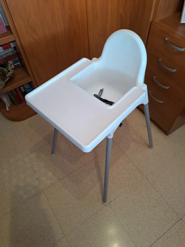 Trona blanca para bebé