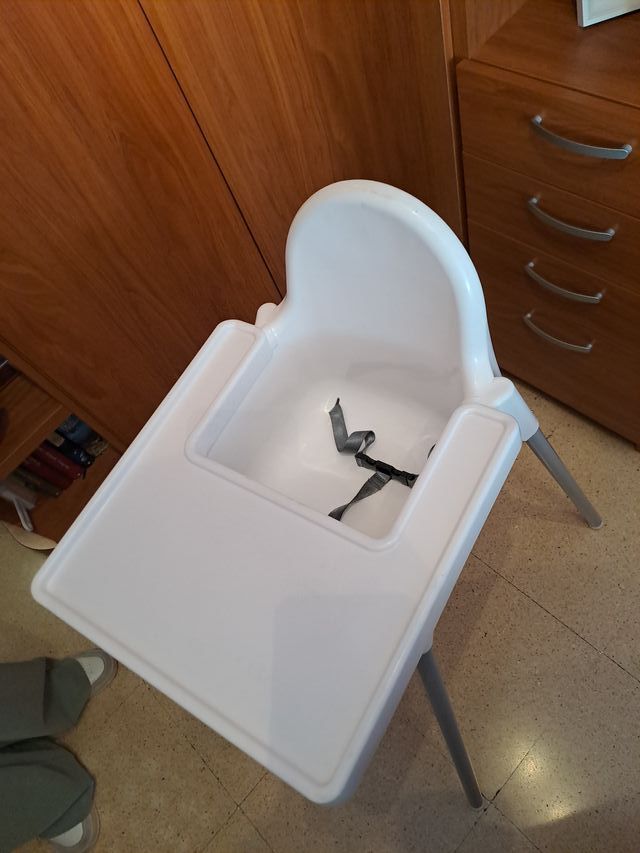 Trona blanca para bebé