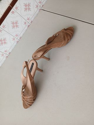 Tacones Beige Dorados