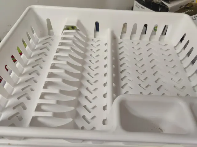 Escurridor de vajilla blanco