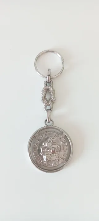 Llavero conmemorativo Cristóbal Colón baño plata