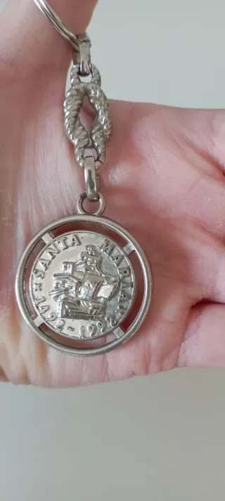 Llavero conmemorativo Cristóbal Colón baño plata