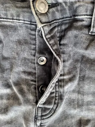 Pantalón vaquero hombre desgastado con cremalleras
