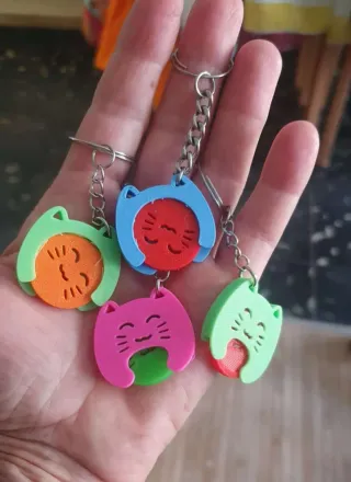 Llaveros y lapiceros solidarios de gatos