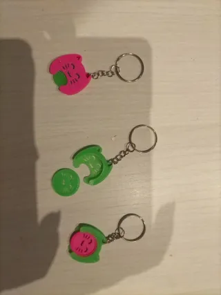 Llaveros y lapiceros solidarios de gatos