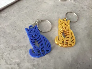 Llaveros y lapiceros solidarios de gatos