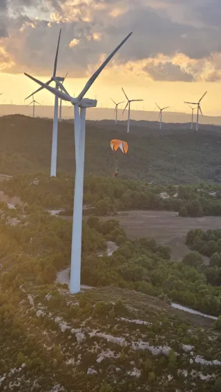 Parapente naranja y blanco