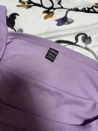 Camiseta lila de tirantes