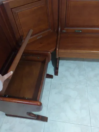 Banco de esquina de madera clásico
