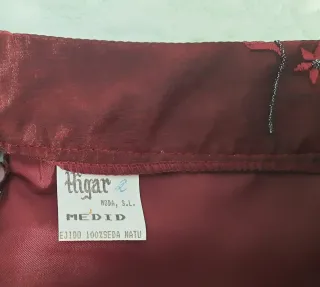 Traje de seda natural  burdeos de boutique