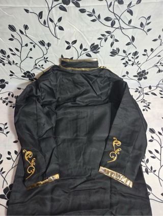 Capa negra con bordado dorado