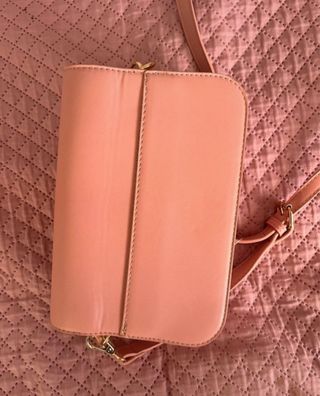 Bolso rosa con detalles dorados