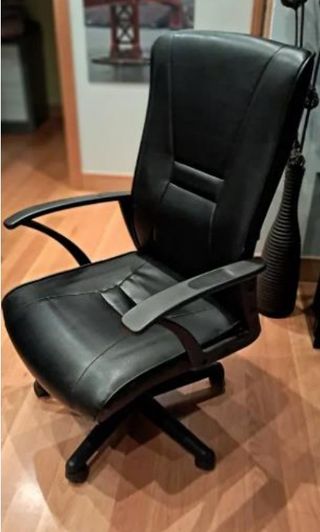 Silla de oficina negra piel sintética