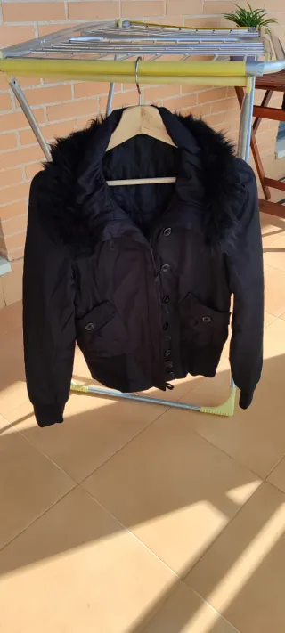 Cazadora negra talla 38 cuello pelo desmontable 