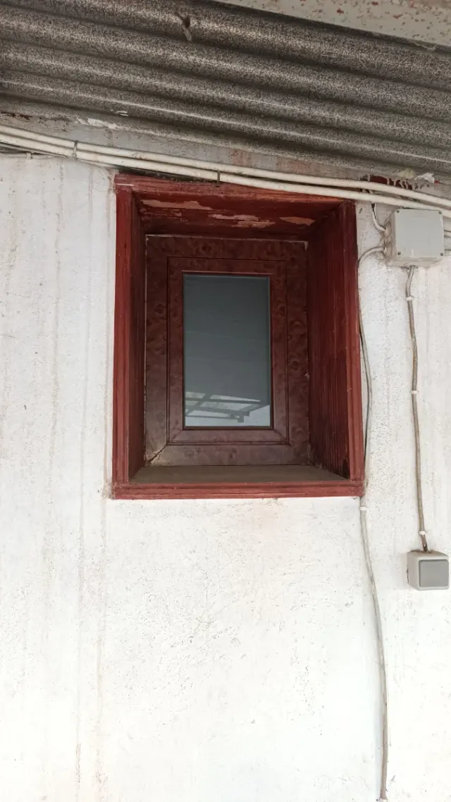 Ventana aluminio marrón imitación madera