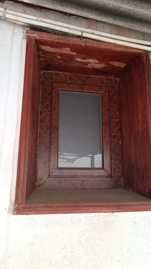 Ventana aluminio marrón imitación madera