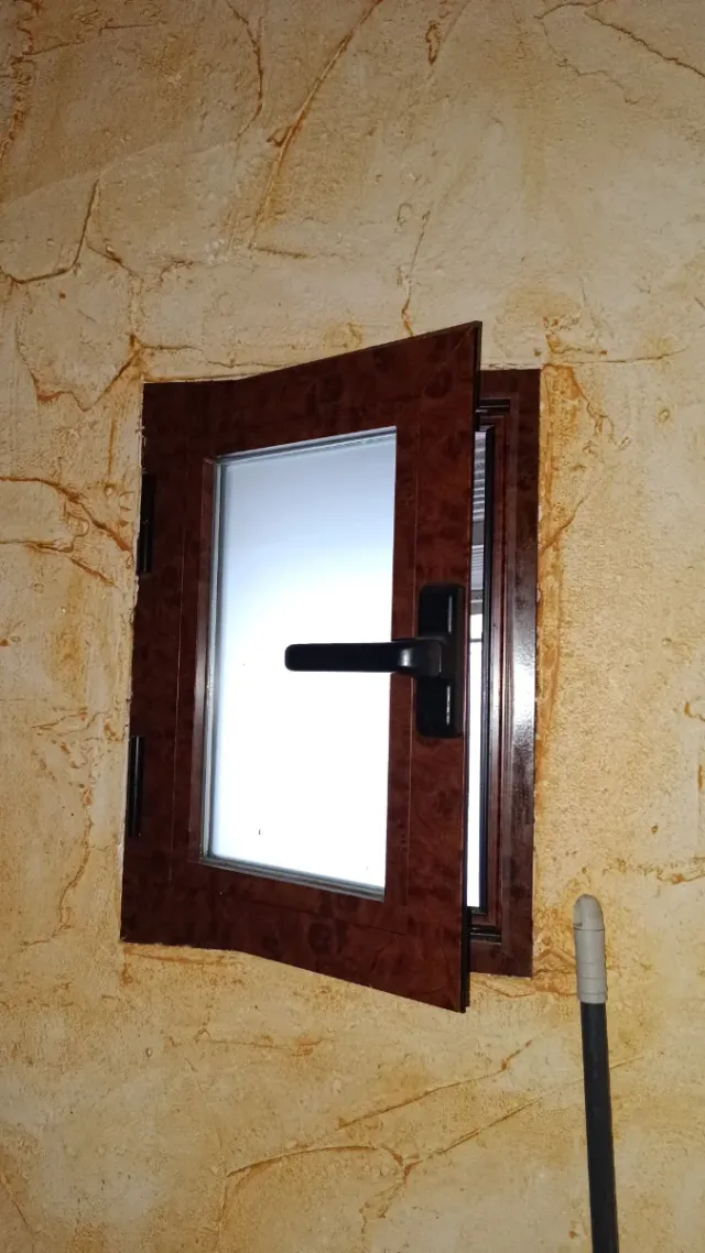 Ventana aluminio marrón imitación madera
