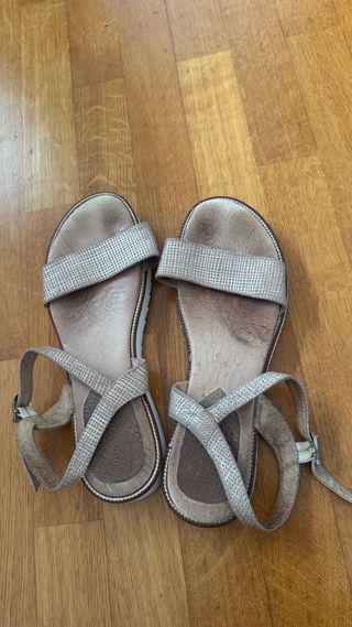 Sandalias planas beige y doradas